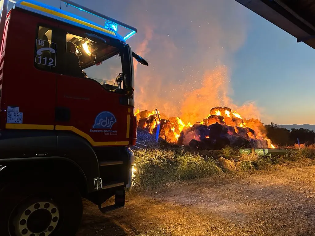 Haute-Garonne : Impressionnant incendie de paille