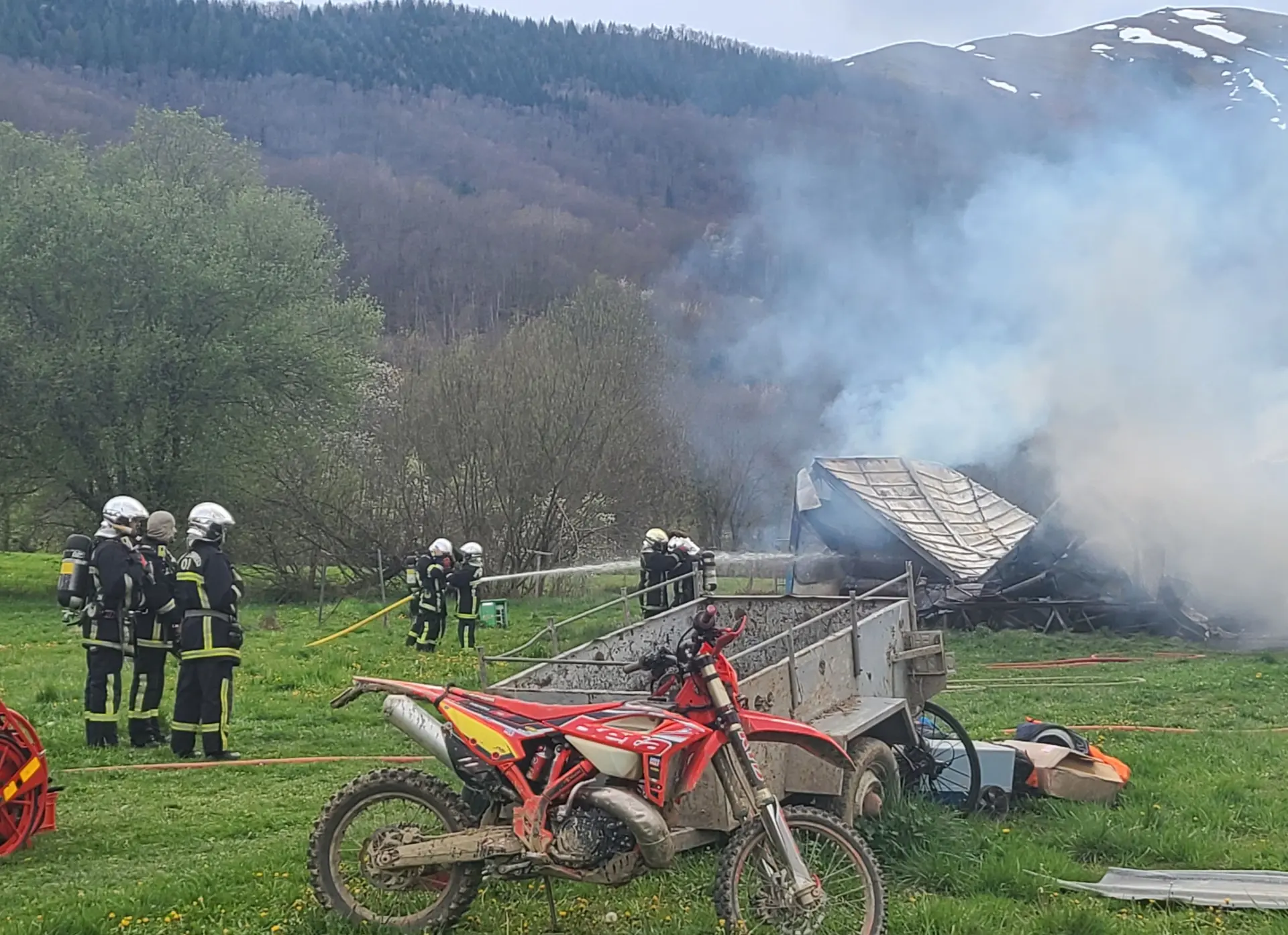 Violentes rafales à Ax-les-thermes: 5 voitures endommagées à cause de la chute d’un arbre