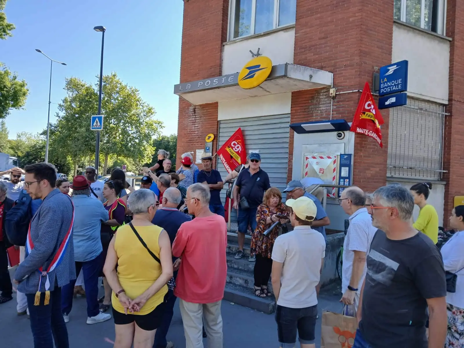 Colère et incompréhension à Toulouse depuis l’annonce de la fermeture de deux bureaux de poste · La famille de Mehdi Narjissi reproche à Florian Grill d’avoir été absent en Afrique du Sud