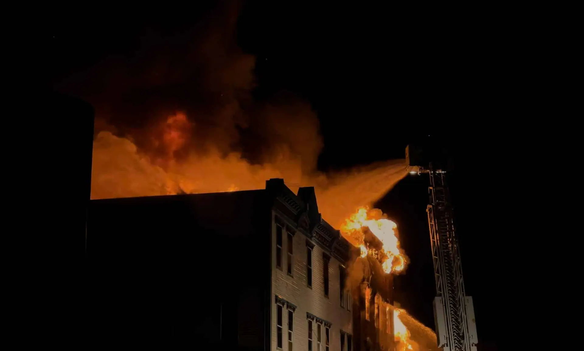 Défenestration pendant un incendie hier à Toulouse · Les recherches du britannique disparu dans les Pyrénées suspendues · Nouvelle collection du Stade Toulousain