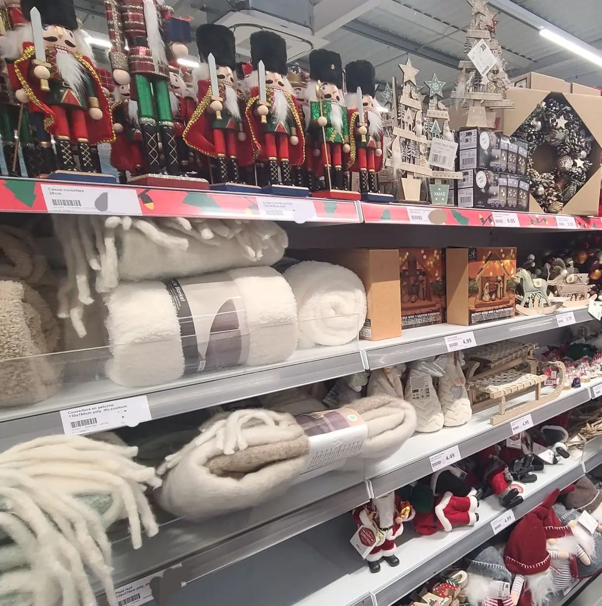 Ariège. Avant même la Toussaint, les décos de Noël déjà dans les rayons