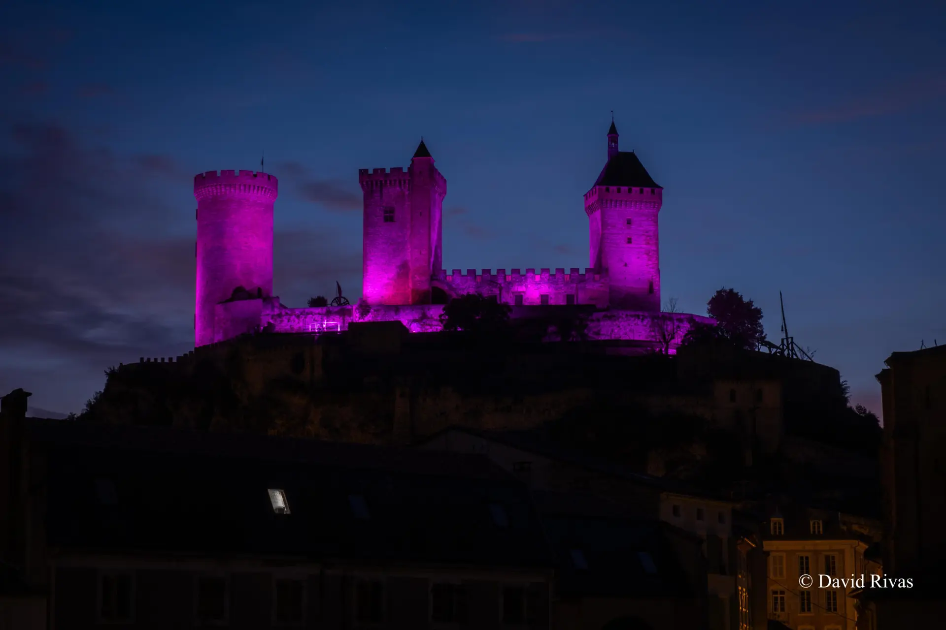 Ariège. Octobre rose : le château de Foix et le palais des évêques se parent des couleurs de la campagne