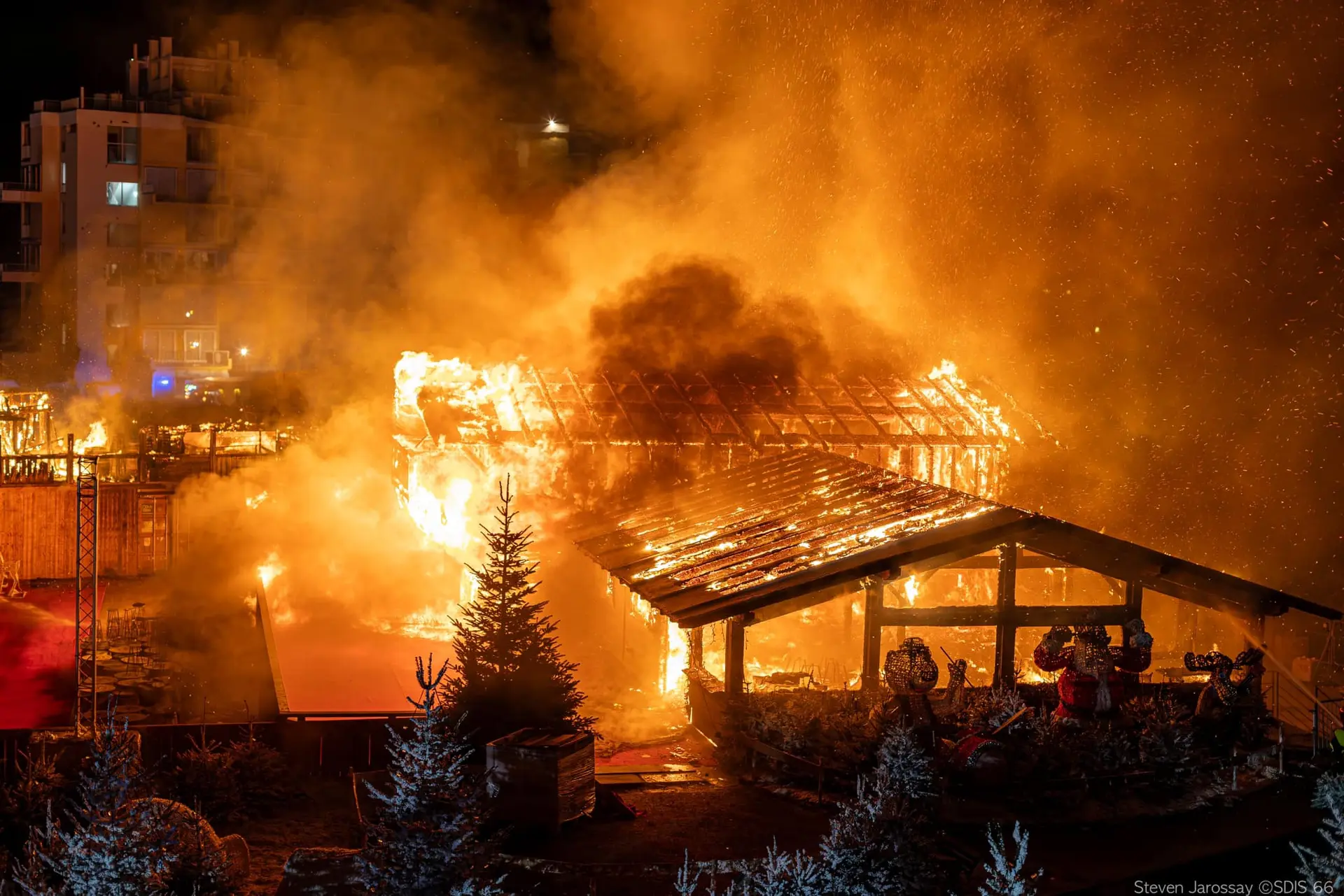 Barcarès : Le village de Noel ravagé par les flammes cette nuit