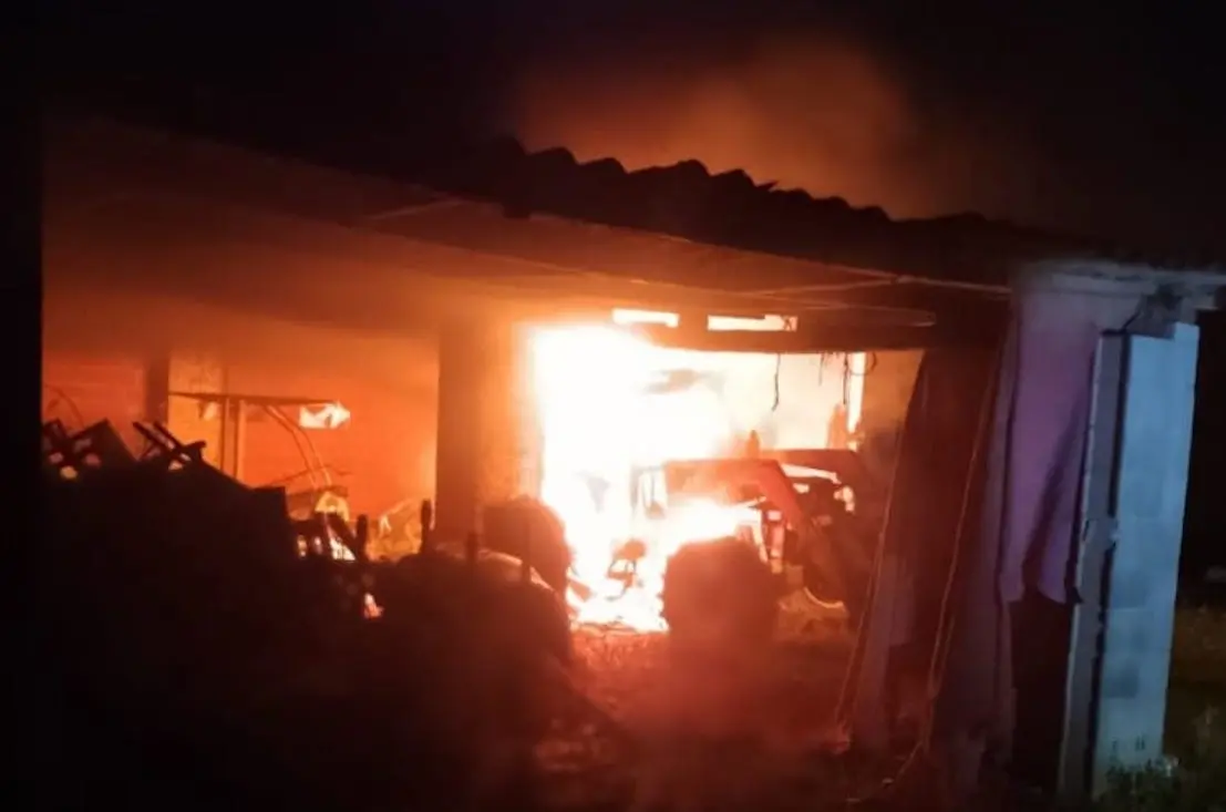 Mazères. Les pompiers maitrisent un feu de tracteur qui mençait des bâtiments agricoles