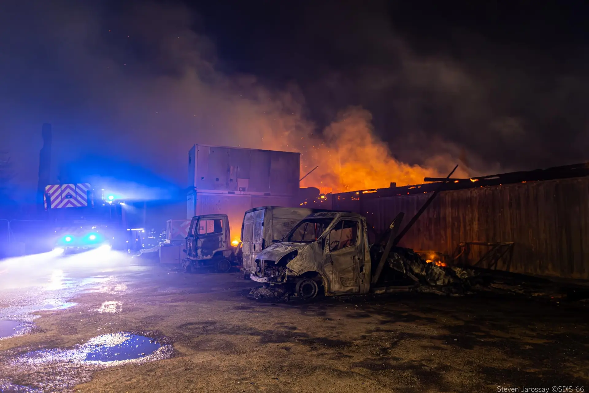 Après l’incendie, l’ouverture du village de Noël du Barcarès repoussée · Un homme meurt brûlé vif à Pau