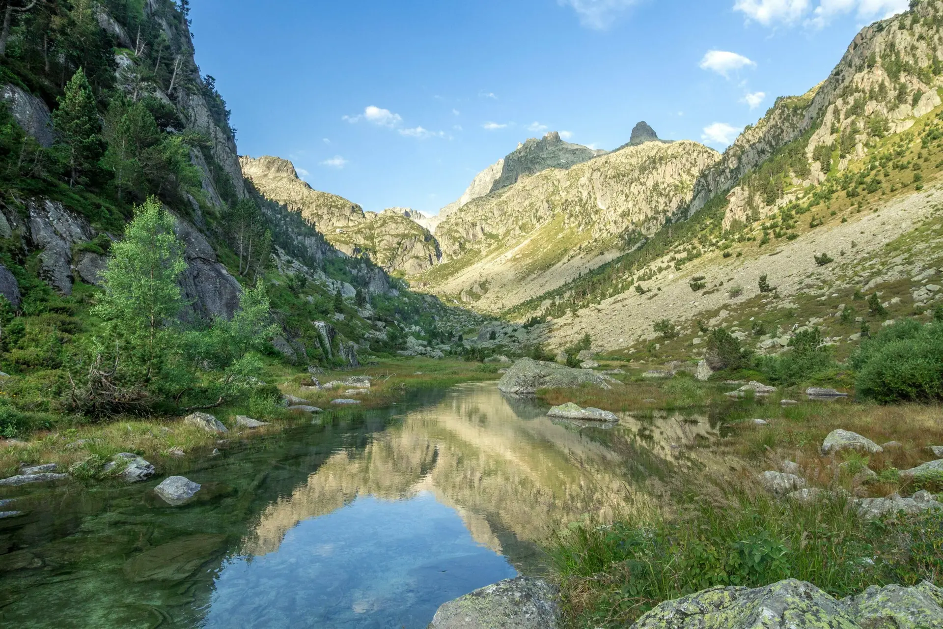 Baudelaire, de Beauvoir, Hugo : les plus grands écrivains subliment les Pyrénées dans cet ouvrage qui vient de paraître