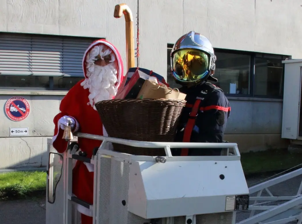 Ariège. Les pompiers ont amené le père-noël au chevet des enfants malades du CHIVA