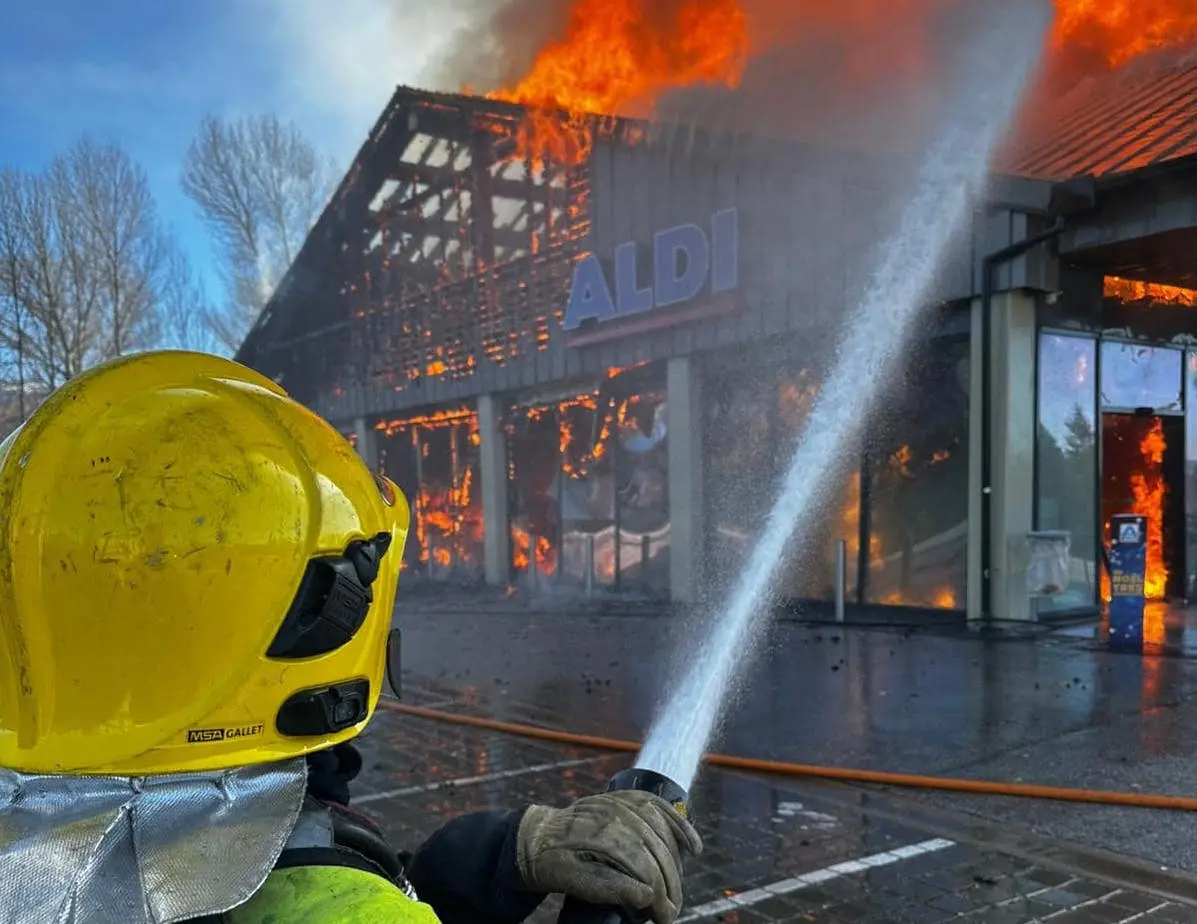 Bourg-Madame. L’Incendie à Aldi a mobilisé 53 pompiers, des spécialistes en drones et des bombers