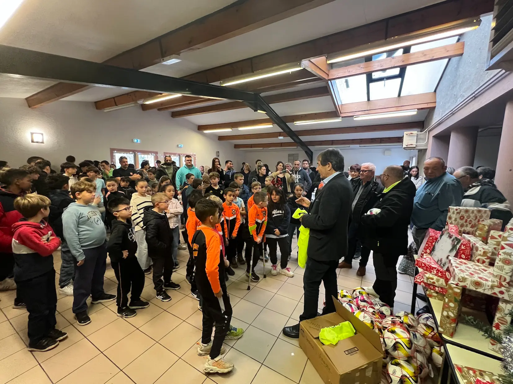 Ariège. Le département distribue 600 ballons et 1 200 chasubles aux clubs en cette fin d’année
