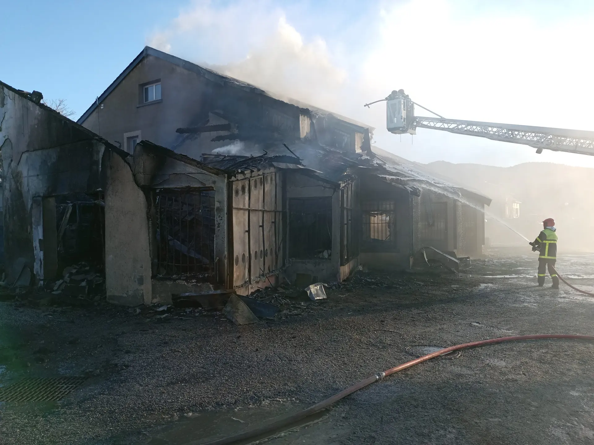 PHOTOS. Incendie à La Llagonne : au moins 150m2 sont partis en fumée, le feu couve toujours