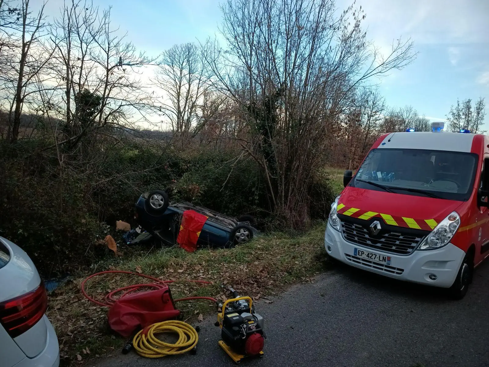 Un véhicule fait des tonneaux sur la D624 à Varilhes : 3 blessés, dont un coincé dans l’habitacle