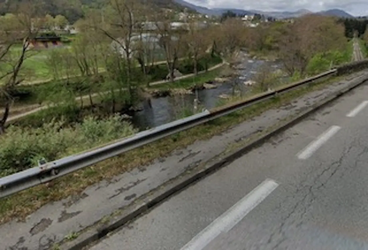 Un cycliste chute de 10 mètres sur la voie ferrée à Foix