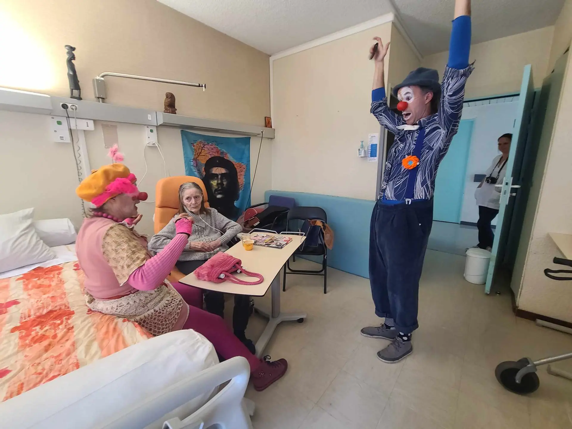 Ariège. Des clowns pour stimuler les fonctions cognitives en Ehpad : « Ça leur permet de refaire lien avec leurs émotions »
