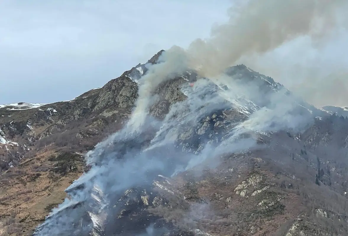 Incendie au pic de Savis : 30 hectares brûlés, le feu maitrisé par les pompiers avec « une évolution favorable »