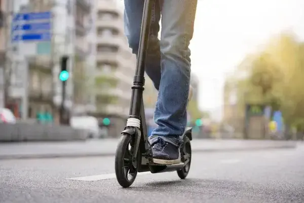 Foix. Un homme en trottinette électrique percuté et projeté sur plusieurs mètres