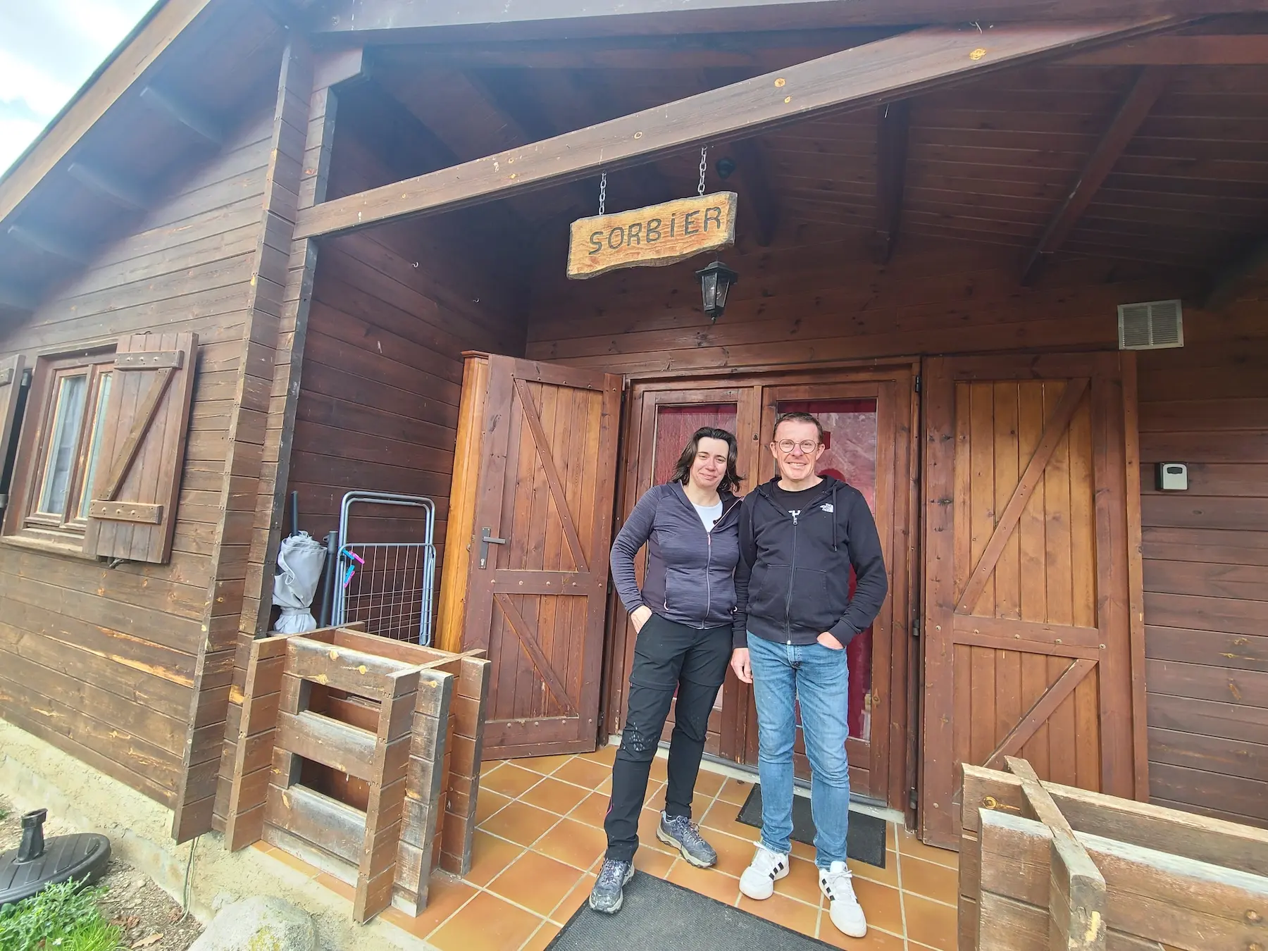 Un couple de soignants change radicalement en vie et investit dans 4 chalets à 700m d’altitude