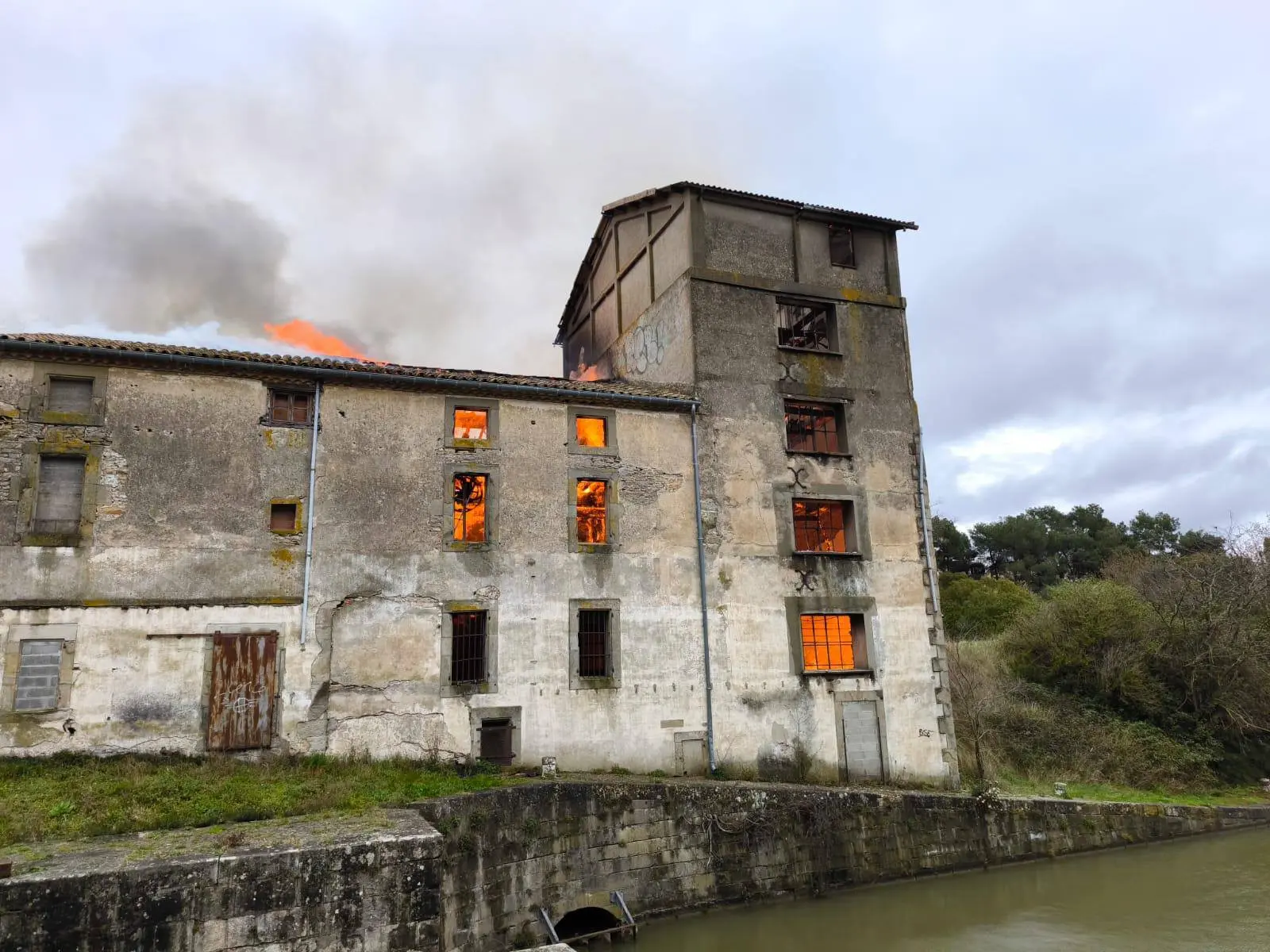 Incendie à Trèbes : une ancienne minoterie ravagée par les flammes, l’ancien château préservé