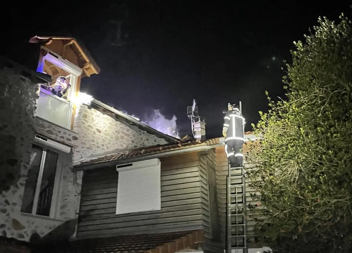 Après Verniolle, un incendie de toiture se propage et menace les habitations attenantes aux Cabannes