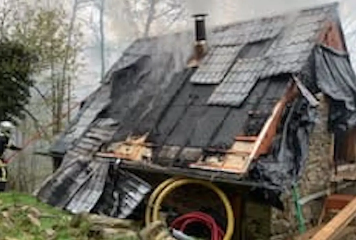 Un incendie ravage une grange en rénovation à Ercé : les pompiers toujours à pied d’œuvre