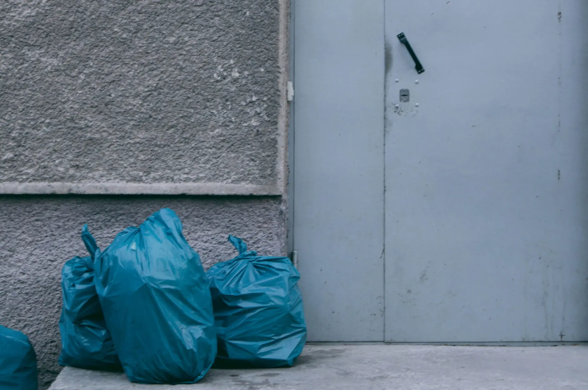 taras-chuiko-M7S54AiOuwI-unsplash La piste de l’homicide privilégiée concernant le cadavre retrouvé dans un local poubelle à Toulouse