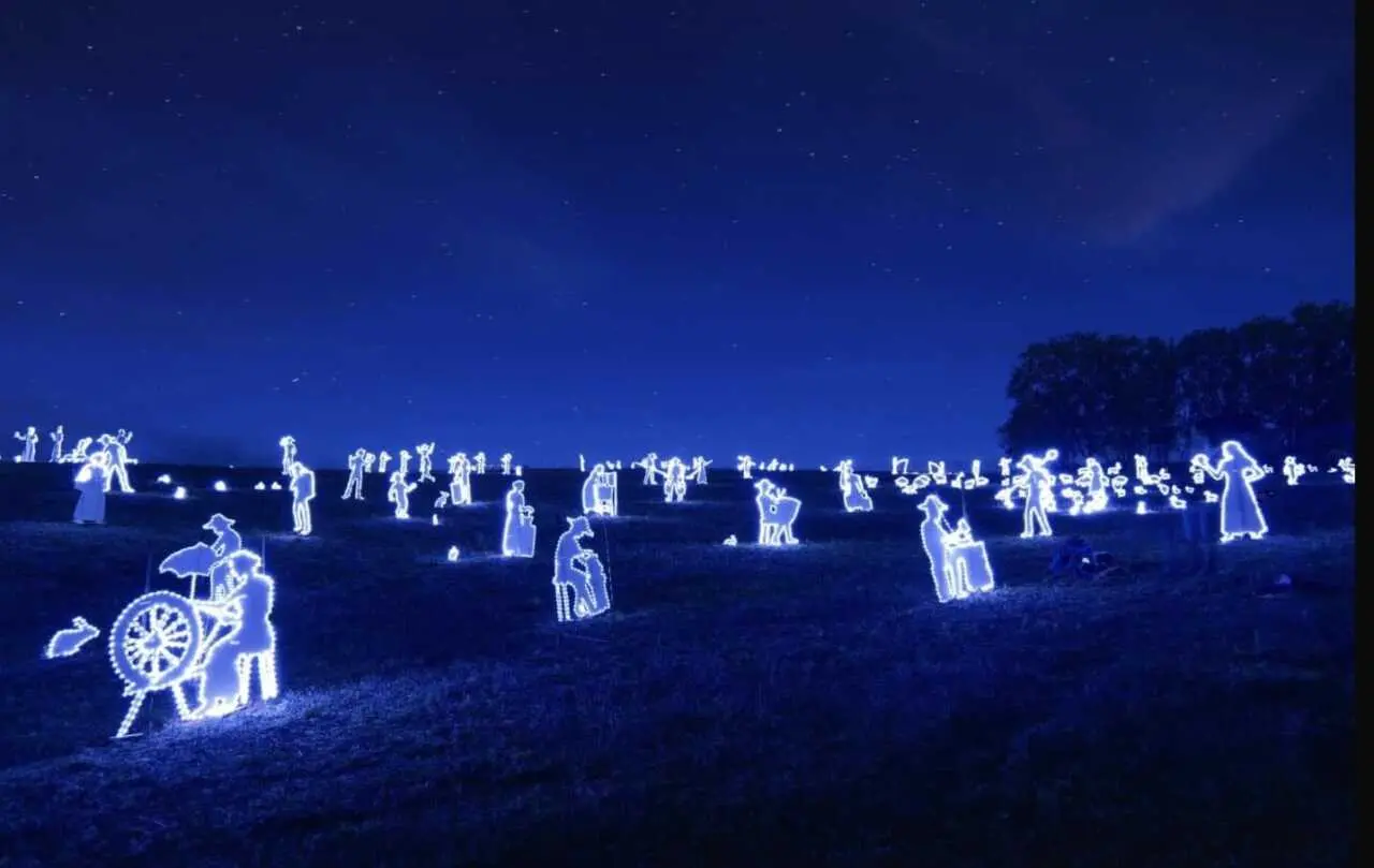 « 1 500 personnages, 3 hectare de crèche… C’est un record ». La plus grande crèche lumineuse s’installe à Pieusse dans l’Aude.