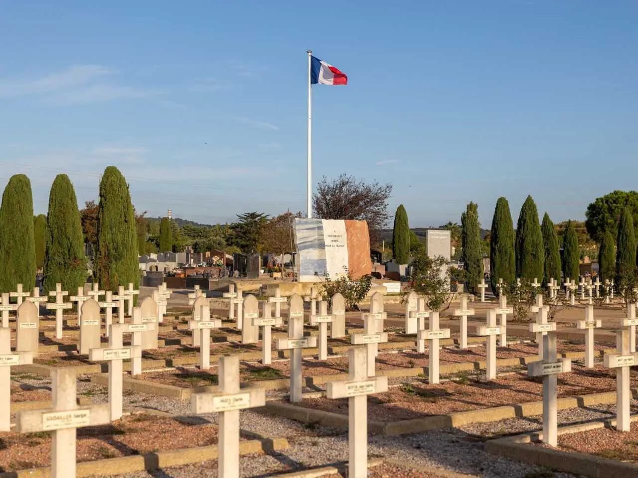 Narbonne : 165 000 euros investis en 2025 pour l’entretien des cimetières