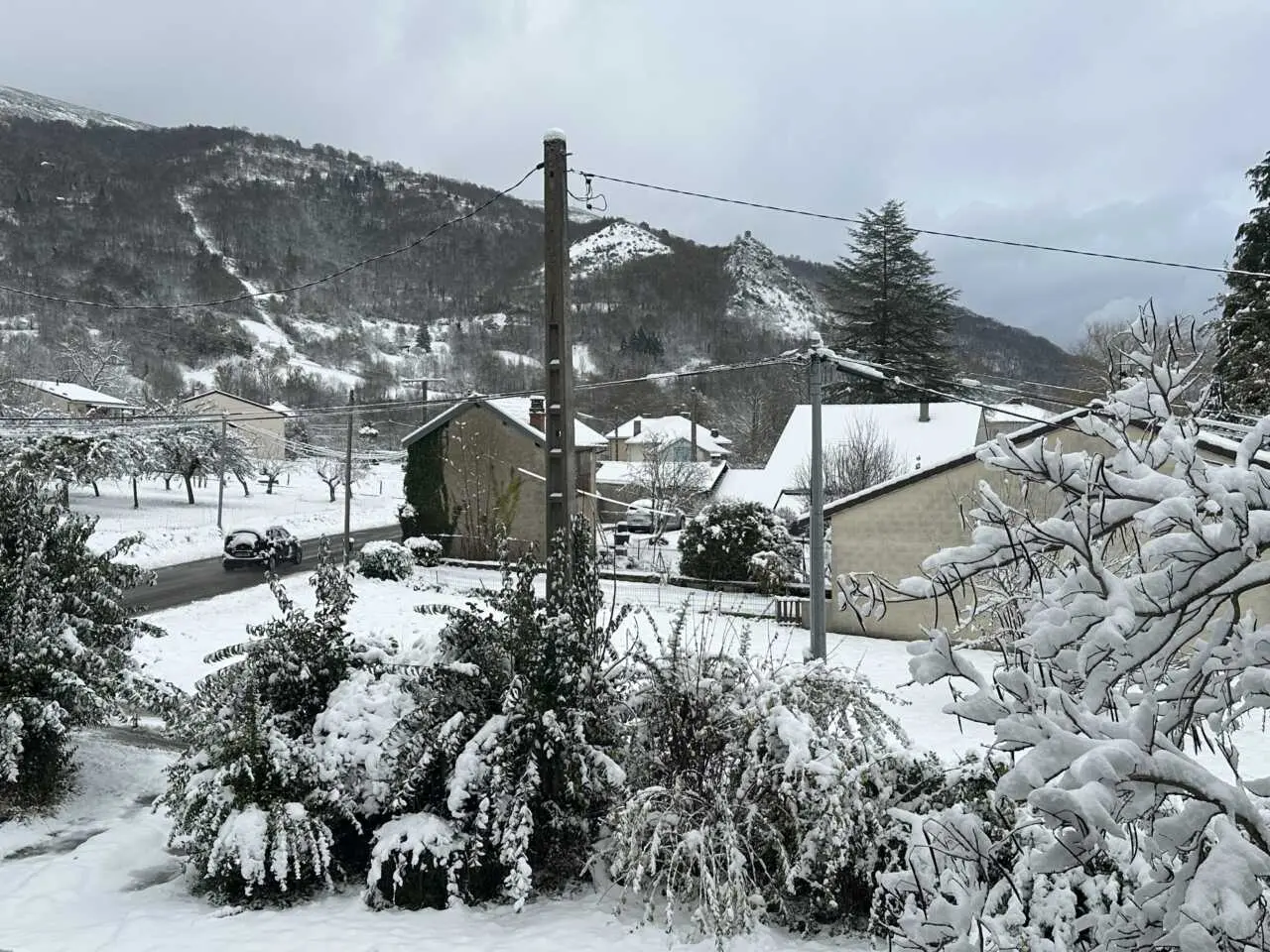 Ariège: de la neige installée dès 400m, l’épisode neigeux devrait se poursuivre jusqu’à dimanche matin