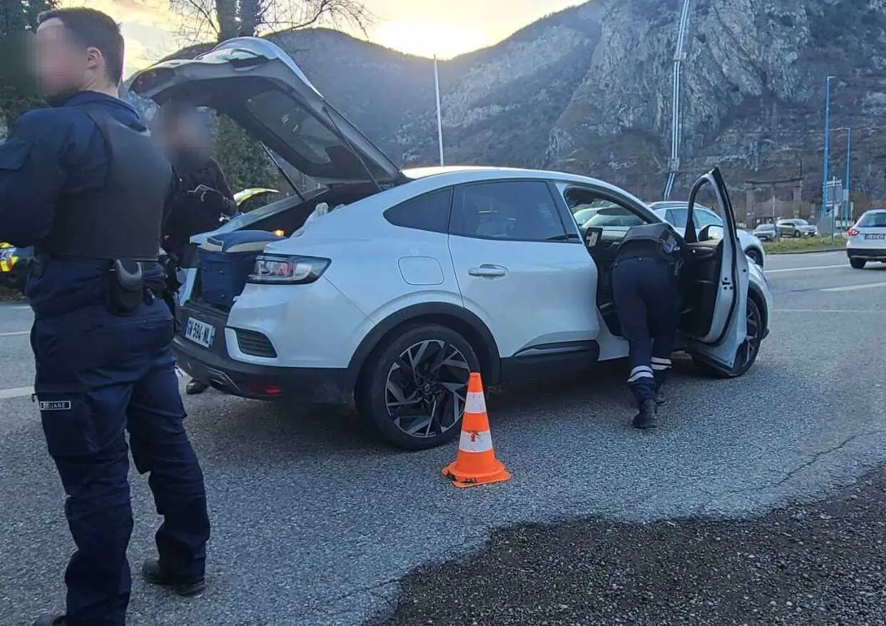 190 gendarmes mobilisés en Ariège : stupéfiants, alcool et contrebande saisis lors de l’opération XXL 190 gendarmes mobilisés en Ariège : stupéfiants, alcool et contrebande saisis lors de l’opération XXL