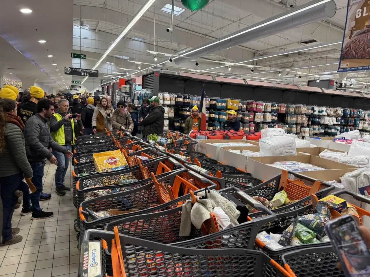 Carcassonne : une centaine d’agriculteurs se mobilisent pour une opération « caddie des produits importés »