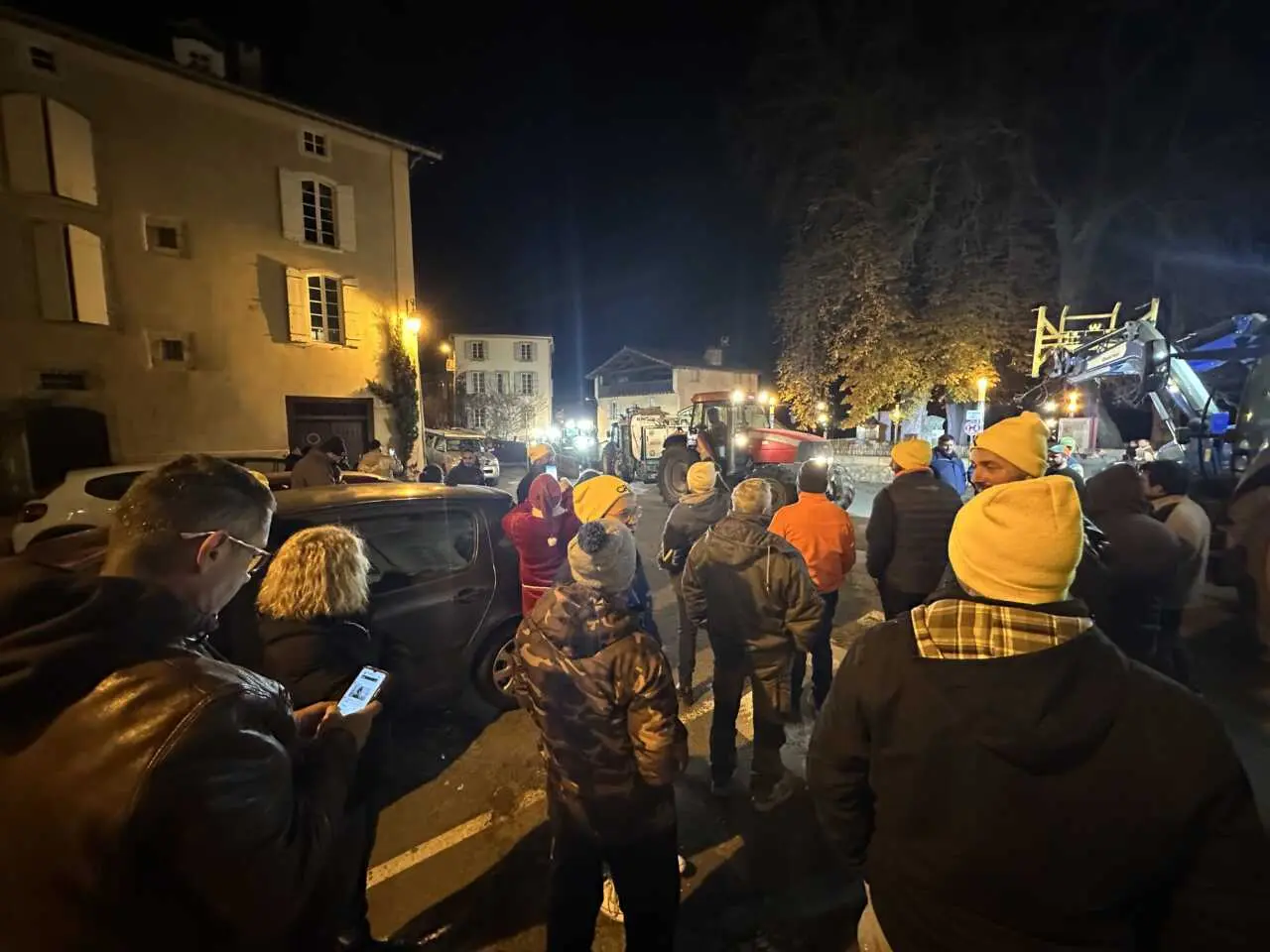« Un dernier au revoir au préfet » : les éleveurs lèvent le blocage, mais marquent les esprits à Foix