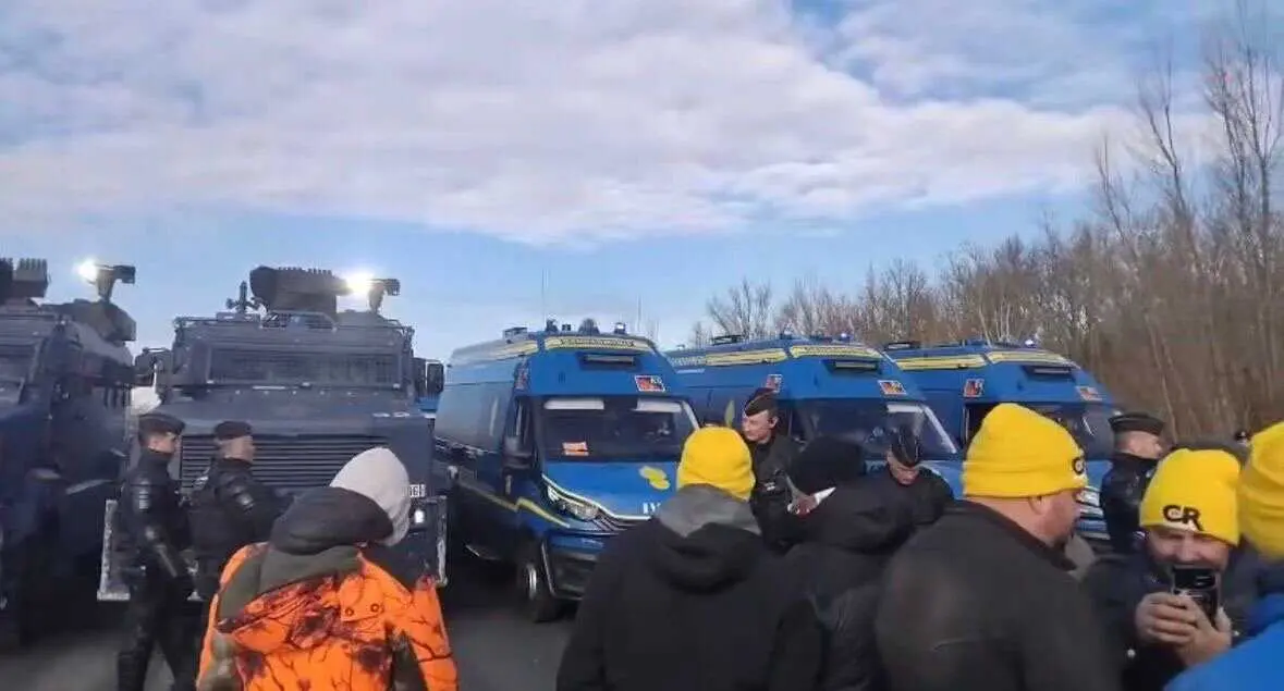 À 13 h, un convoi agricole est toujours à l’arrêt à 300 m du péage de Toulouse sur l’A61