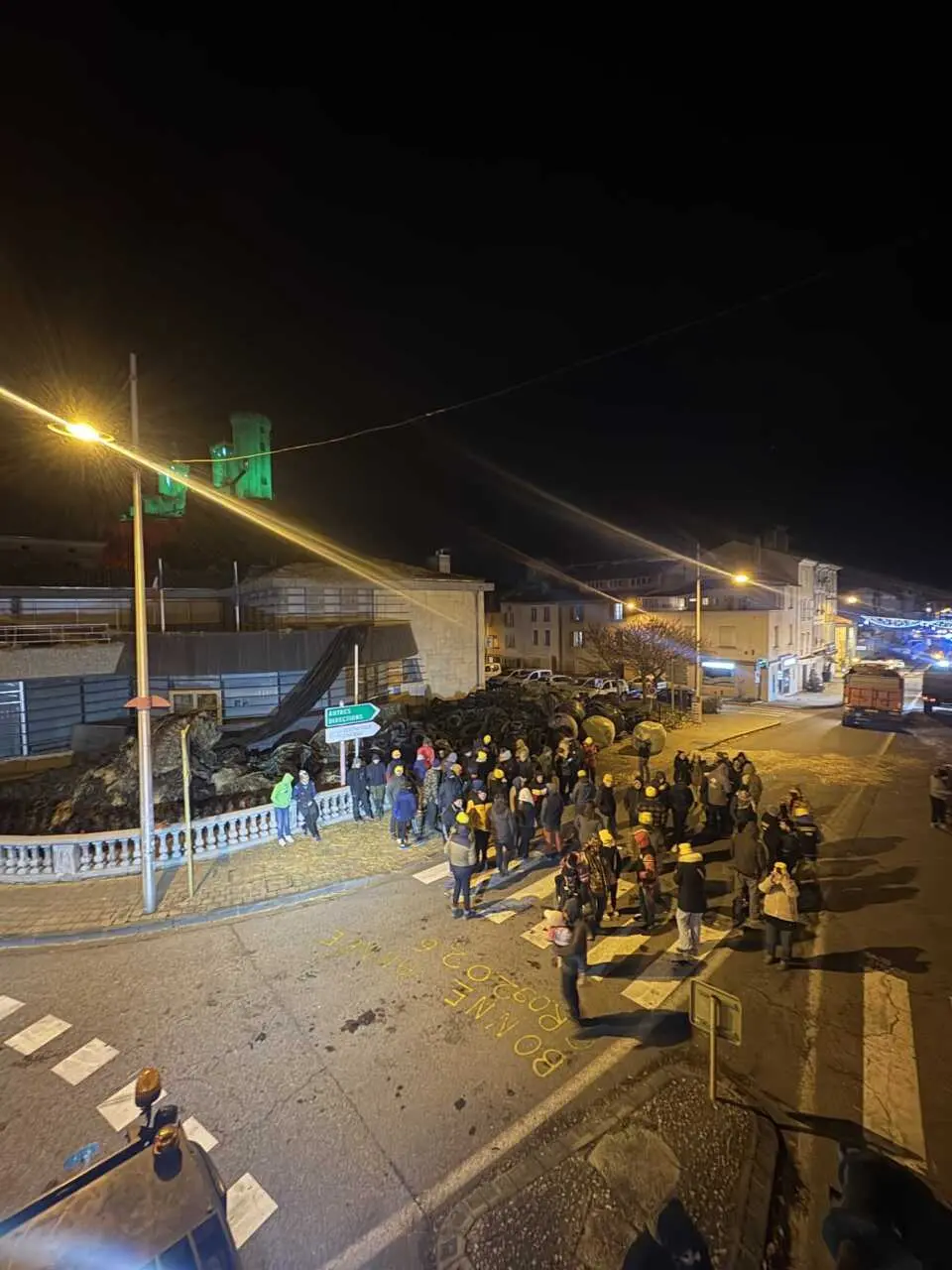 Ariège : les agriculteurs déversent fumier et pneus devant le centre des finances publiques et la MSA