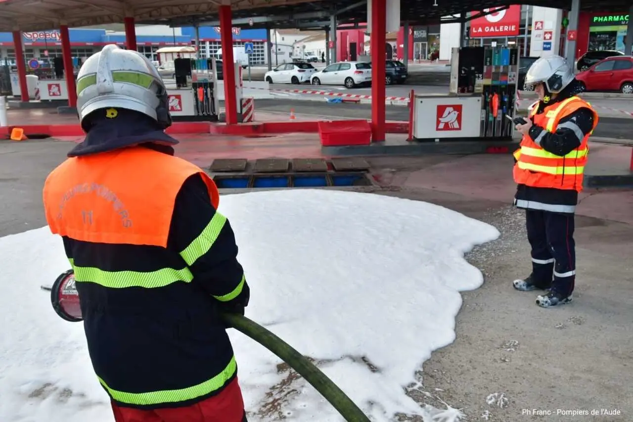 Aude : les secours mobilisés sur une fuite d’essence à la station service d’Auchan Narbonne