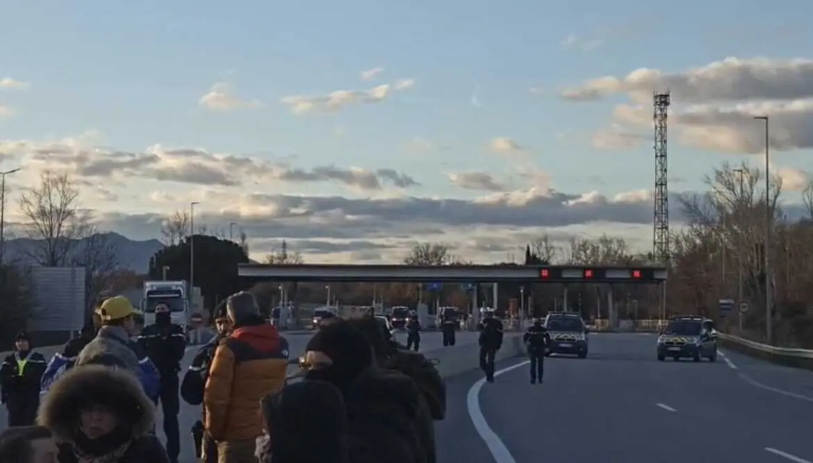 Manifestations agricoles : Près de 150 personnes présentes ce matin au péage de Perpignan Sud