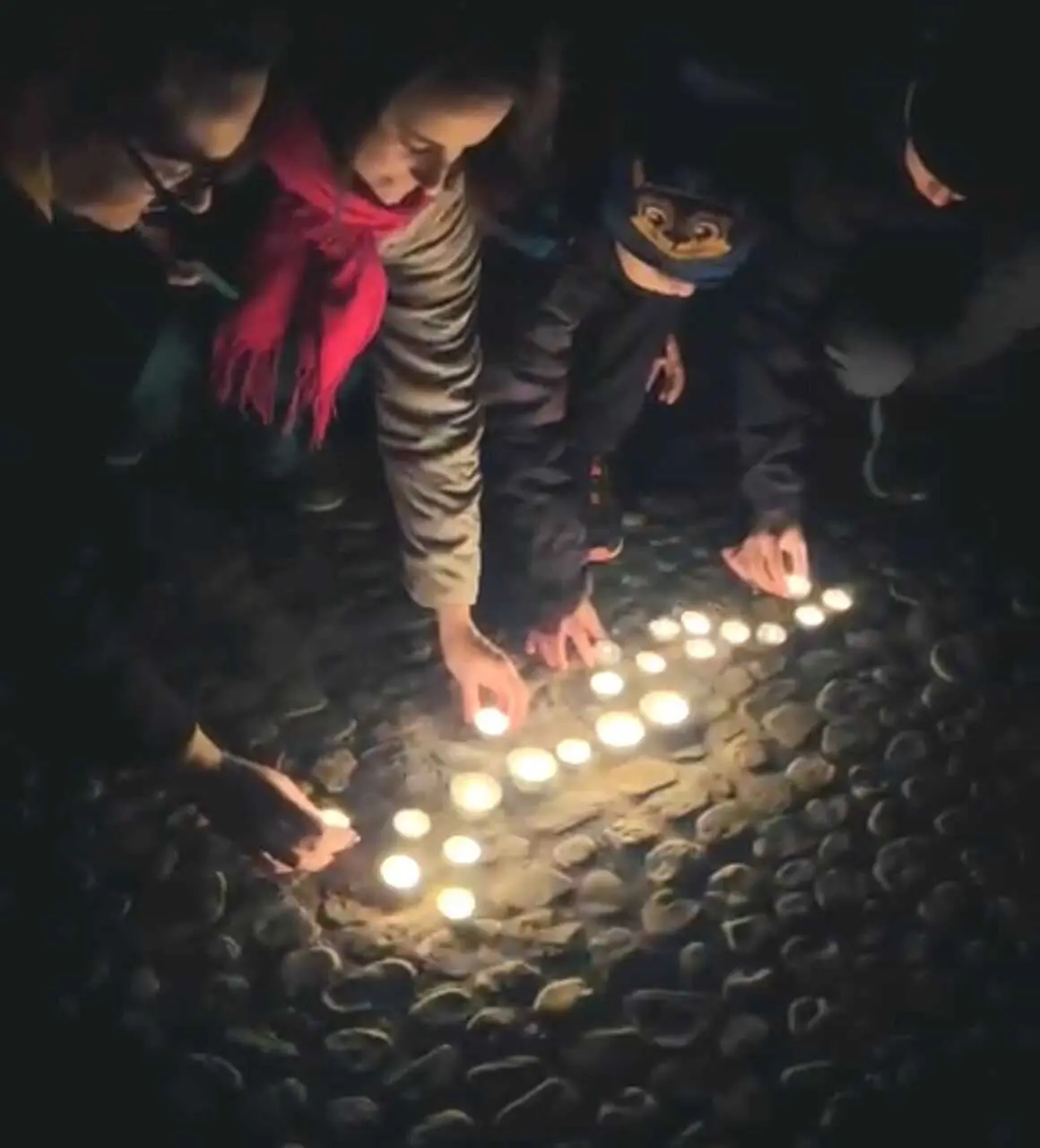 Rassemblement d’élus, bougies allumées : les hommages aux 113 bovins abattus à Léran se multiplient