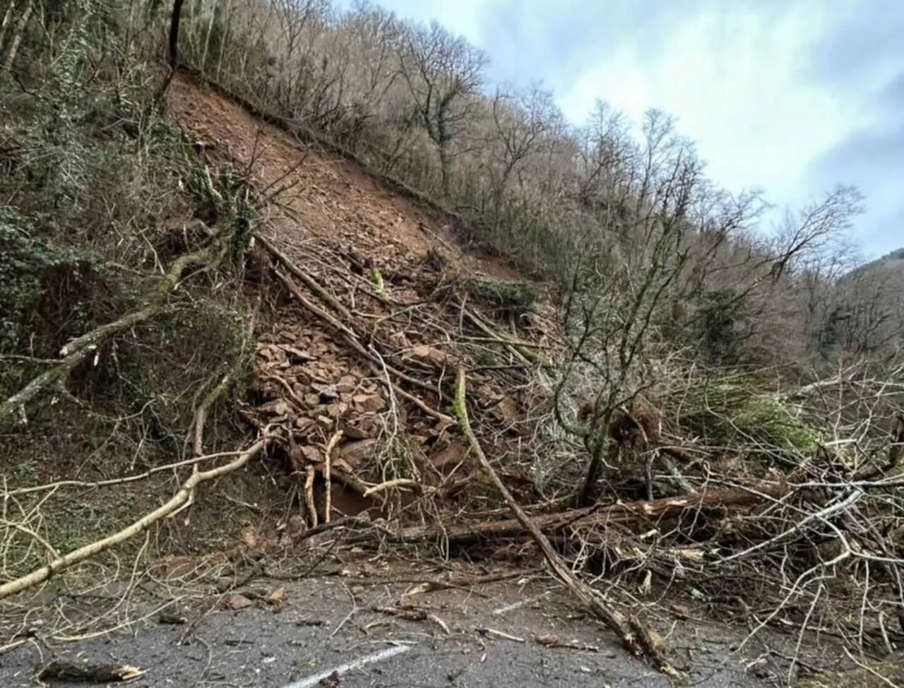Après l’éboulement sur la RN20, 700 m³ de matériaux se décrochent sur une route départementale en Ariège