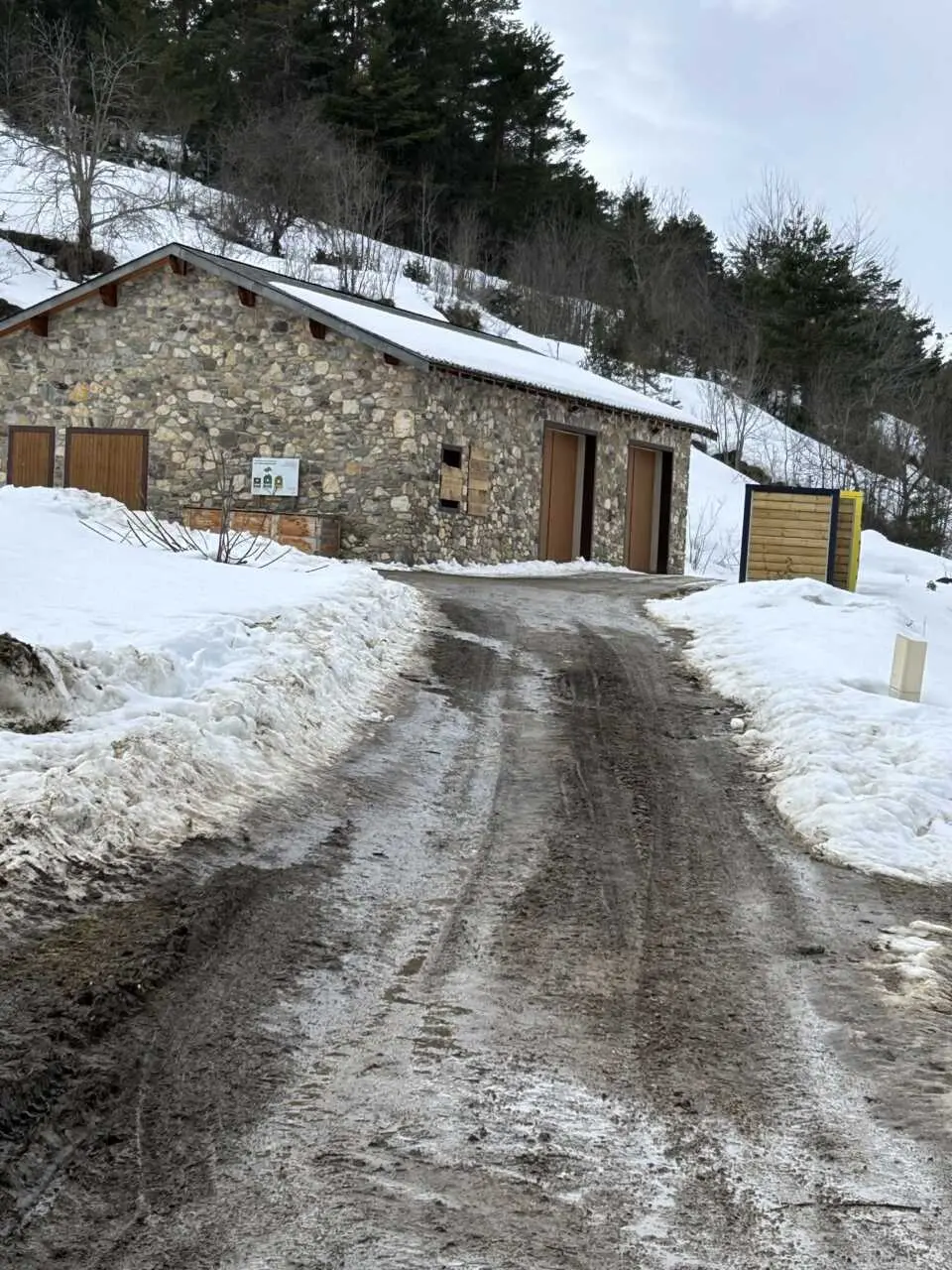 « Ils nous ont même volé du sel pour déneiger la route » : un village de haute montagne frappé par trois cambriolages en une semaine « Ils nous ont même volé du sel pour déneiger la route » : un village de haute montagne frappé par trois cambriolages en une semaine
