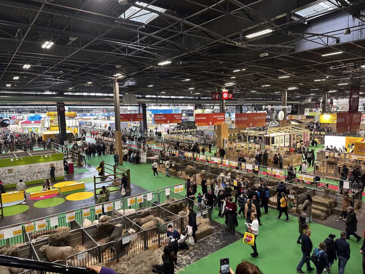 Violente rixe au Salon de l’agriculture à cause d’un crachat de nougat : 15 interpellations, un policier et un gendarme légèrement blessés