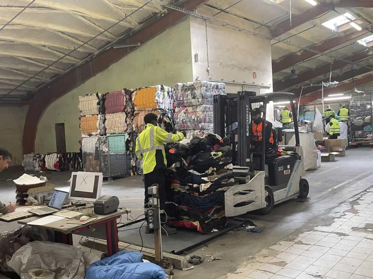 Coléo À Coléo, la baisse de qualité des vêtements bouleverse le tri textile