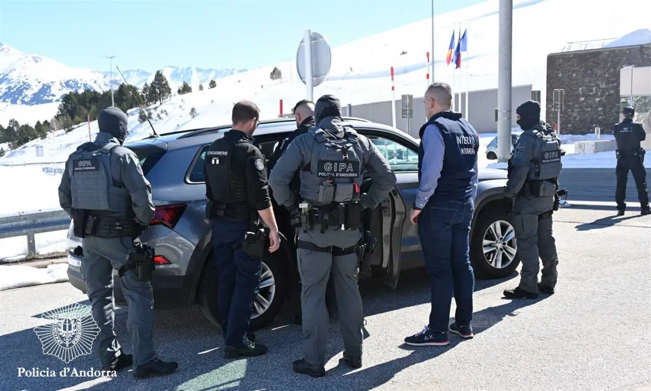 Un couple recherché par Interpol arrêté en Andorre et extradé vers la France Un couple recherché par Interpol arrêté en Andorre et extradé vers la France