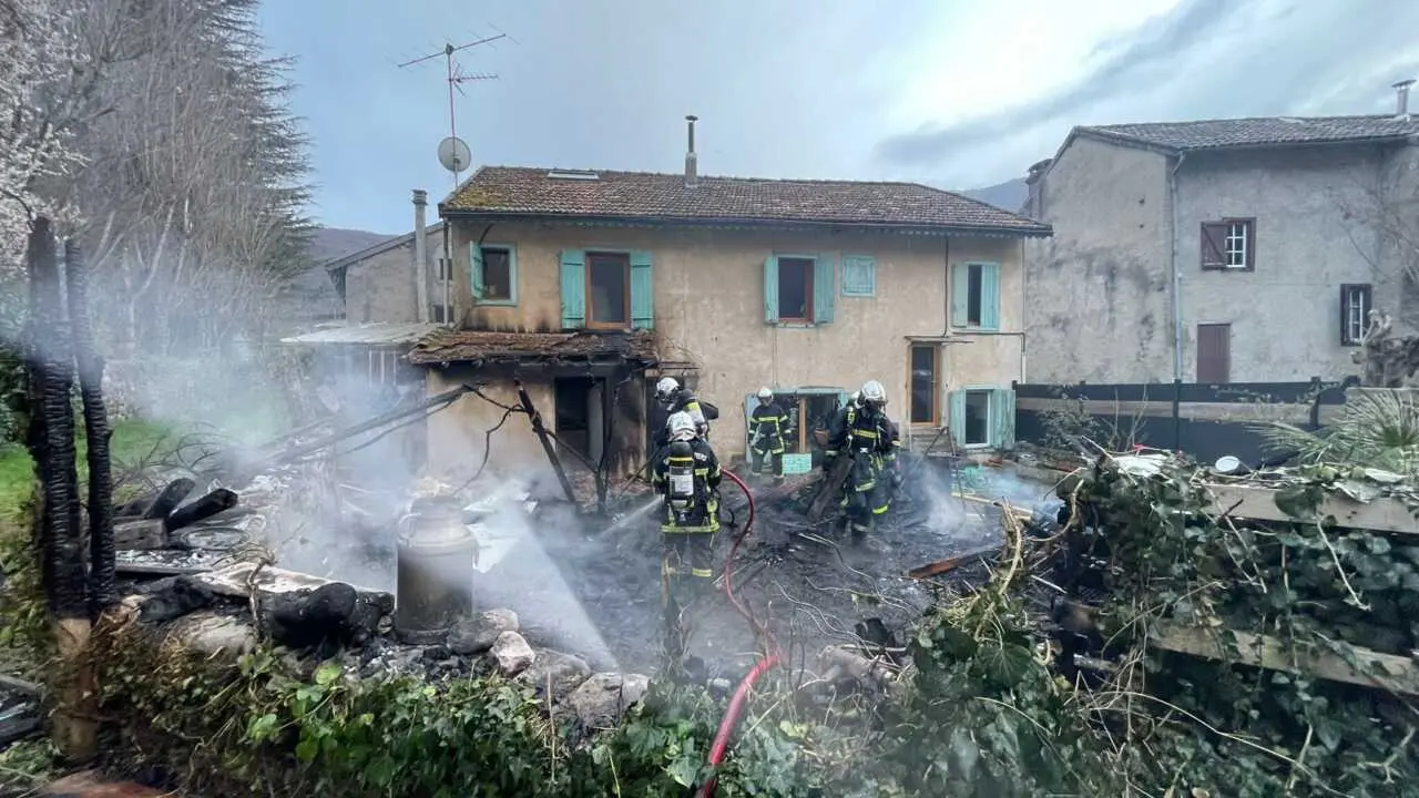 Urs : un appentis en feu, douze sapeurs-pompiers mobilisés