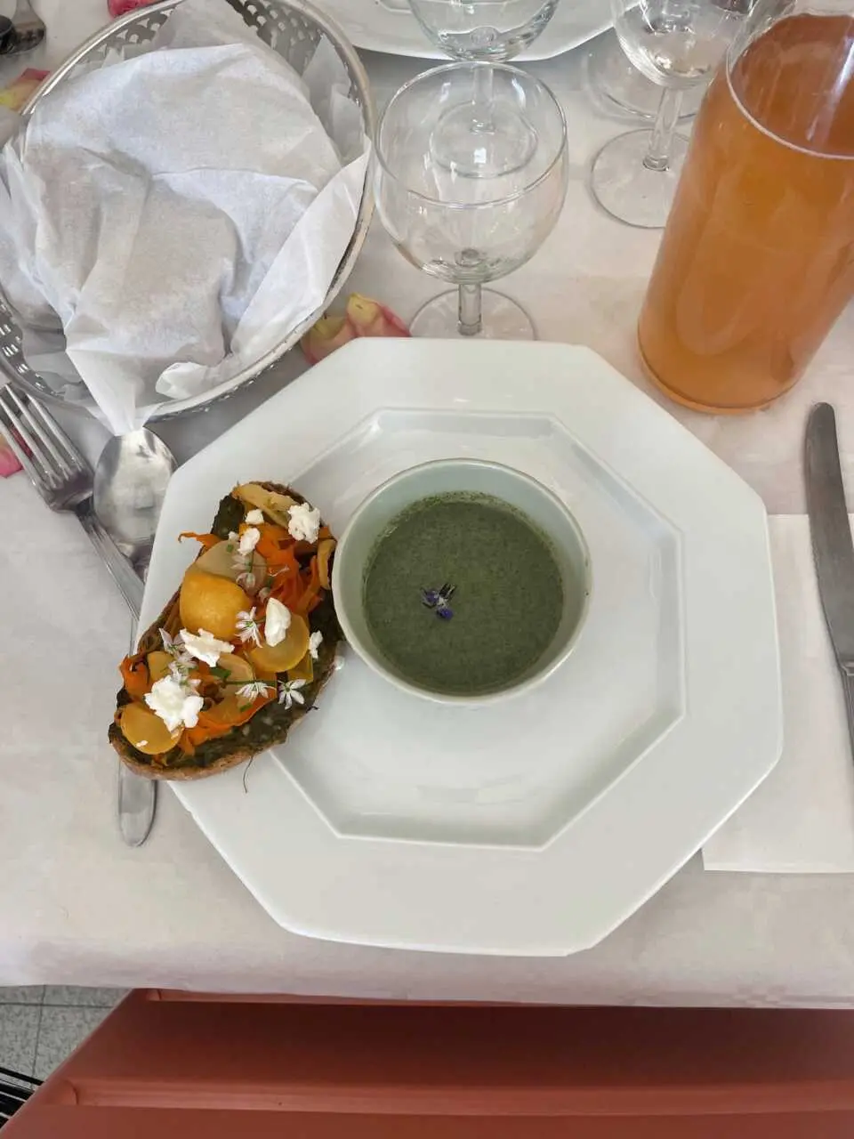 Soupe d'orties et tartine de saison Crédit: Élina Lacoste