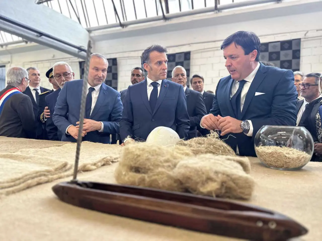 « Le textile n’est pas un métier du passé » : Emmanuel Macron parie sur un nouveau souffle textile en Ariège