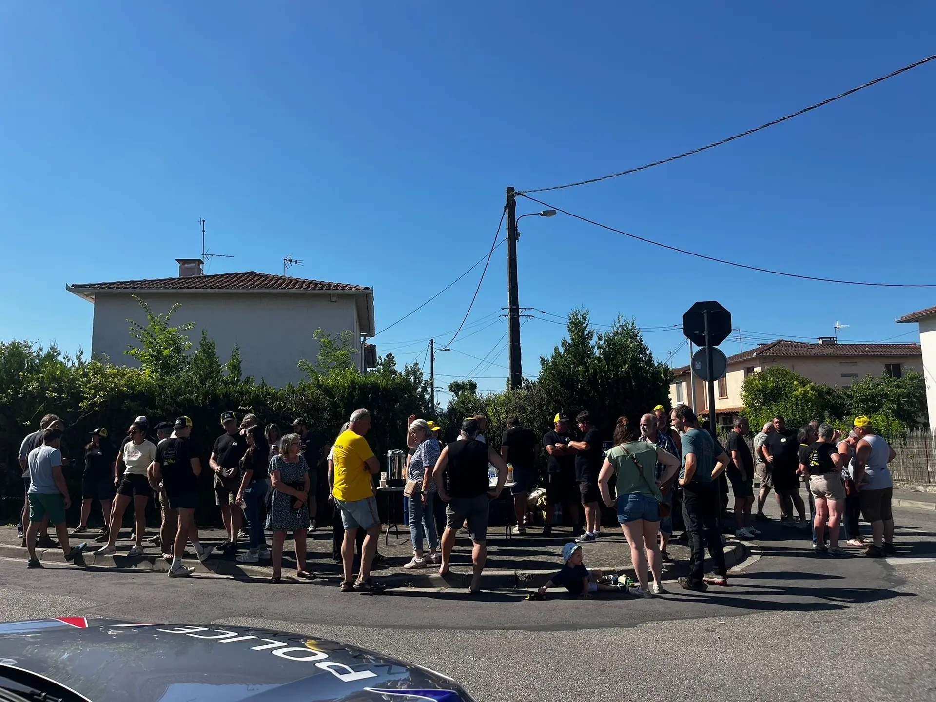 Pamiers : une soixantaine d’agriculteurs mobilisés devant la gendarmerie pour soutenir Patrick Delbreil