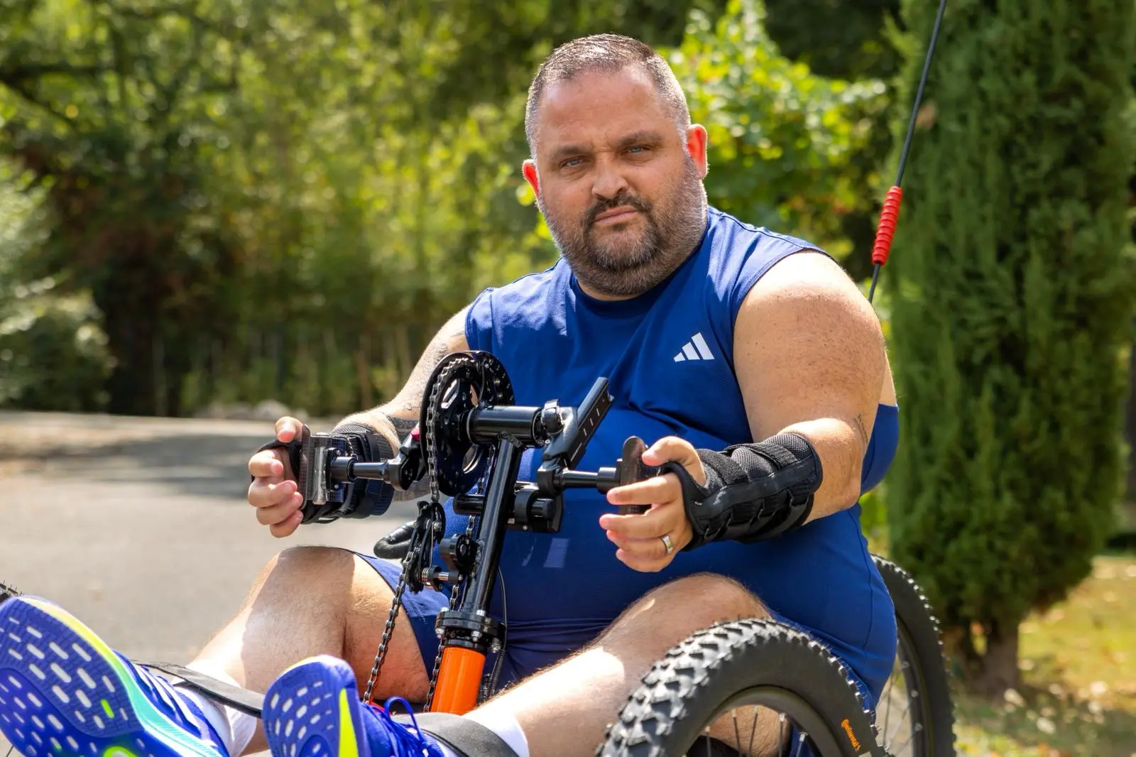 Tony Moggio fait halte à Carcassonne lors de son défi de 700 kilomètres en handbike entre Royan et Sète