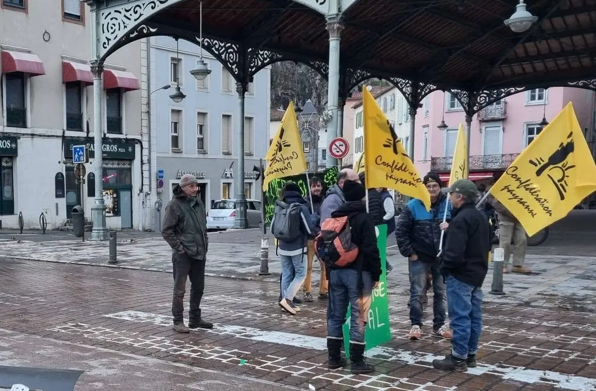 « Sera-t-il encore possible demain d'être paysan ? » : la Confédération paysanne interpelle le Sénat sur la Loi d'urgence agricole