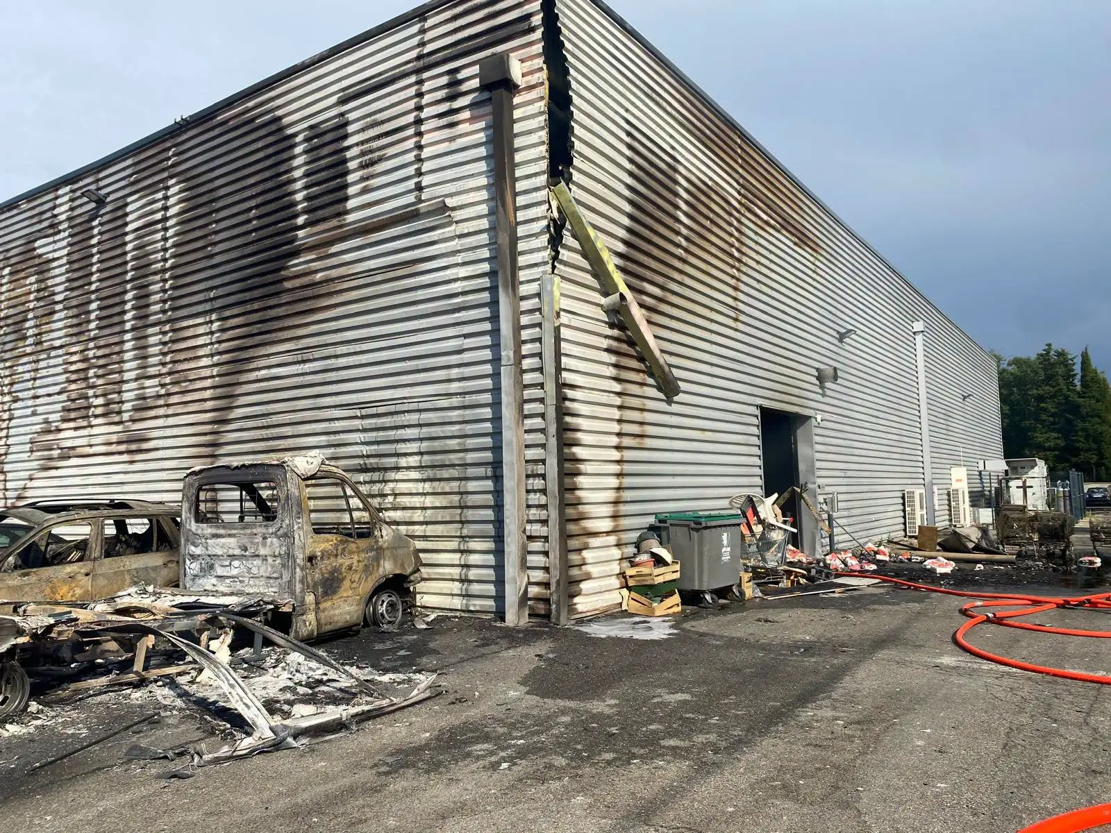 Incendie à Auterive : un camion en feu endommage la réserve d'un supermarché Aldi