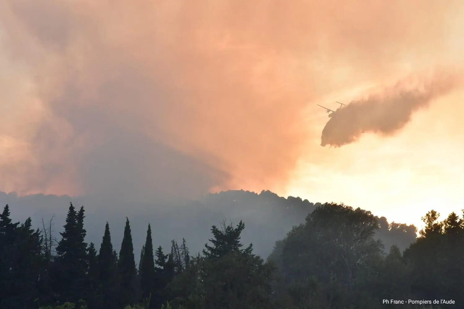 Incendie entre l’Hérault et l’Aude : 900 hectares brûlés, des renforts supplémentaires déployés dont deux canadairs