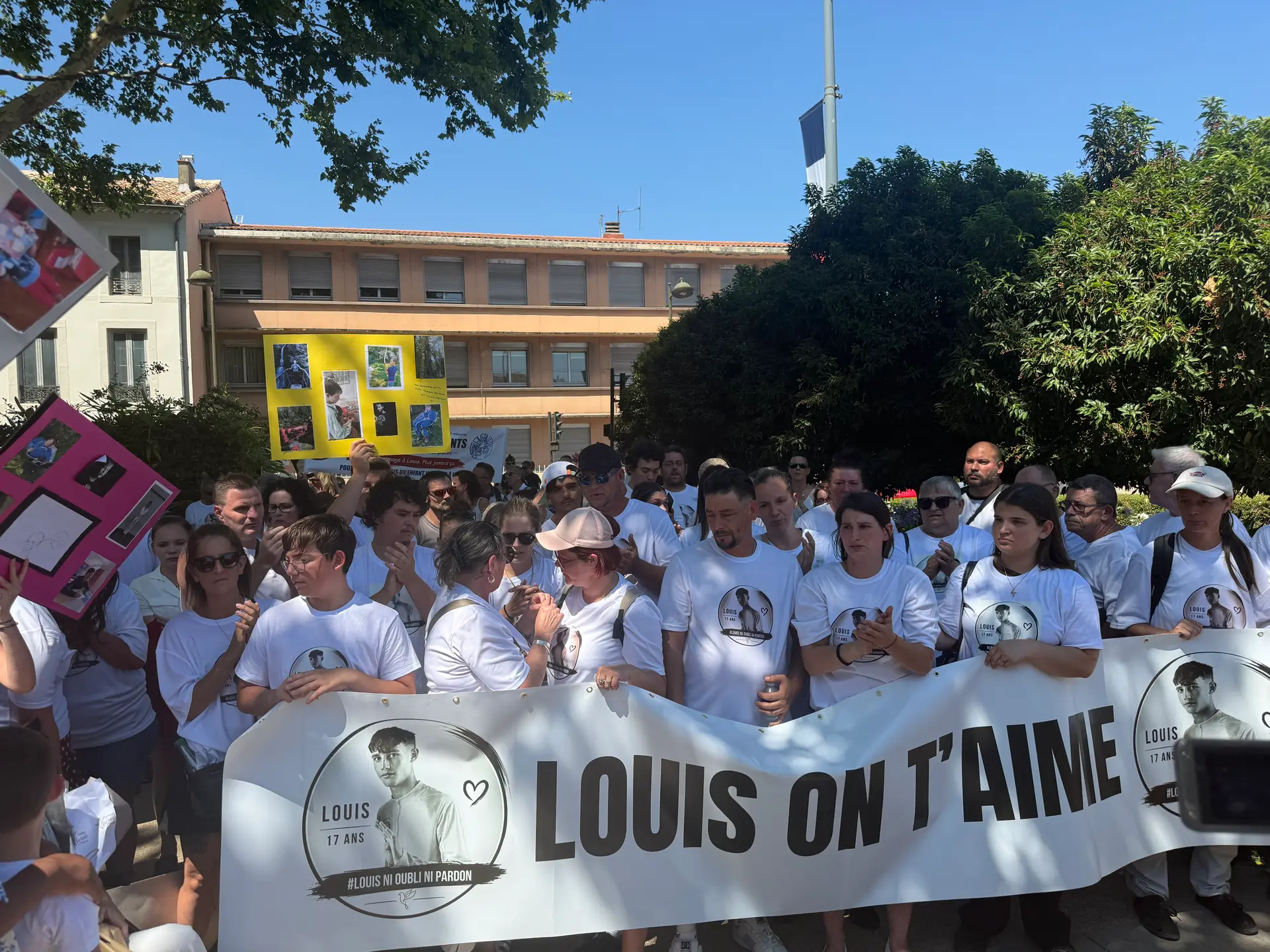 "Louis, je t'aime, tu vas énormément me manquer" , plusieurs centaines de personnes réunies pour une marche blanche en hommage à l'adolescent