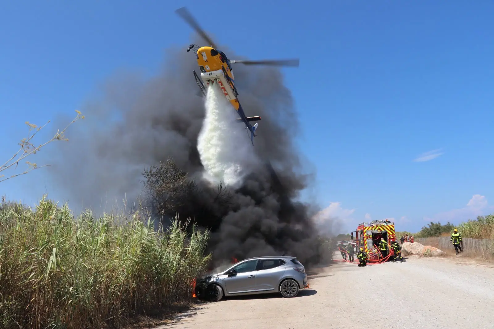 Dans les Pyrénées Orientales, un incendie de véhicules stoppé aux portes d'un camping